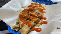 Selain nasi cokot, menu martabak telur berukuran mini juga ditawarkan oleh Nabila. Martabak telur itu dibungkus kulit lumpia. Isinya adalah racikan sebutir telur ditambahkan irisan daun bawang, bumbu kari, dan isian bakso hingga ayam suwir. Foto: Yenny Mustika Sari/detikcom