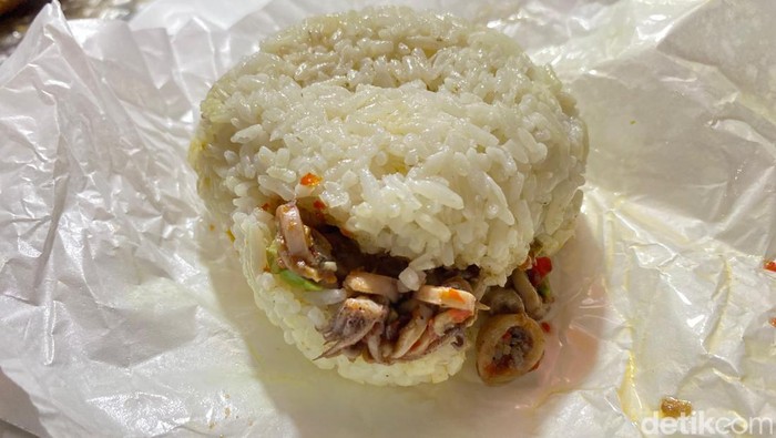 Nasi cokot dan martabak telur favorit di Stasiun Tebet