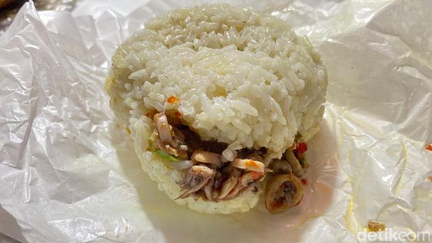 Nasi cokot dan martabak telur favorit di Stasiun Tebet