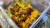 Nasi cokot dengan lauk ayam suwir juga menjadi pilihan menarik. Ayamnya dibumbui kuning dengan kemangi yang harum. Foto: Yenny Mustika Sari/detikcom