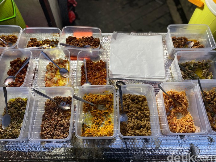 Nasi cokot dan martabak telur Nasi cokot dan martabak telur favorit di Stasiun Tebet