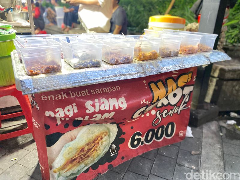 Nasi cokot dan martabak telur favorit di Stasiun Tebet