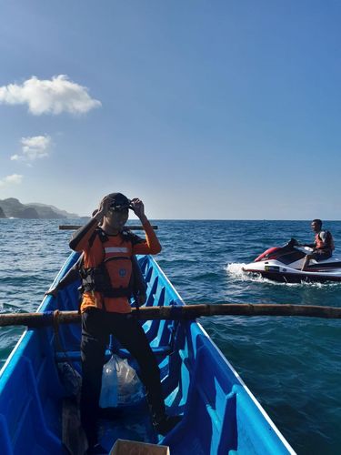 Tim SAR gabungan saat melakukan pencarian Azka, wanita asal Jakarta Timur yang hilang di Pantai Siung, Gunungkidul, Sabtu (2/8/2025).