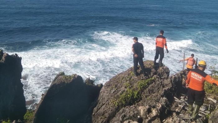 Tim SAR gabungan saat melakukan pencarian Azka, wanita asal Jakarta Timur yang hilang di Pantai Siung, Gunungkidul, Sabtu (2/8/2025).