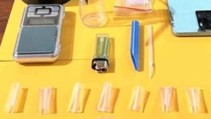 Polisi menangkap pria berinisial YS karena kedapatan membawa narkoba jenis sabu seberat 3,80 gram di Kota Palopo, Sulawesi Selatan (Sulsel).