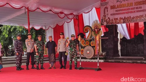 Pangdam IX/Udayana Mayjen Piek Budyakto membuka Pagelaran Seni Baleganjur Kreasi 2025 dalam menyambut HUT ke-80 RI di Lapangan Puputan Badung, Denpasar, Sabtu (2/8/2025).