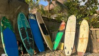 Ini dia sejumlah papan surfing yang bisa disewa oleh pengunjung pantai. (Femi Diah/detikcom)