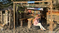 Buat traveler dengan anggaran minim juga bisa lho melipir ke area pantai ini. Kalau lapar dan haus, ada warung kopi sederhana untuk singgah, juga jaringan minimarket yang menyediakan kebutuhan sehari-hari.