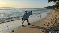 Buat wisatawan yang ingin menjajal surfing, kawasan ini juga pas banget. Ada persewaan papan serfing dan ombak relatif tenang. Cocok buat pemula.
