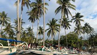 Pantai ini menjadi area nelayan Dusun Mangsit untuk memarkir perahu saat tidak melaut.