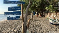 Pengunjungnya relatif lebih sepi ketimbang Pantai Senggigi yang memiliki banyak kafe, bar, dan beach club.