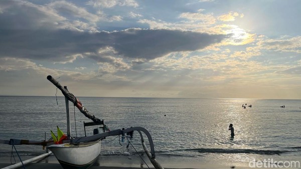 Magis! Sore Hening di Pantai Mangsit, Lombok