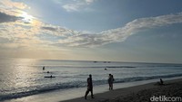 Pantai Mangsit masih berada di Desa Senggigi, lokasinya juga tidak jauh dari Pantai Senggigi yang menjadi salah satu spot favorit wisatawan. Namun, pantai ini lebih sepi pengunjung.