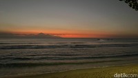 Sunset di sini juara. Saat cuaca cerah, traveler bisa menyaksikan momen matahari tenggelam lengkap dengan Gunung Agung di seberang laut (Femi Diah/detikcom)