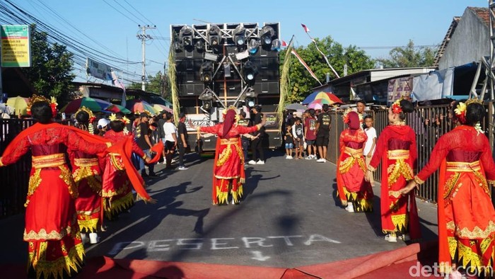 Pawai Budaya di Desa Bandung, Jombang yang turut menghadirkan 17 grup dilengkapi sound system.
