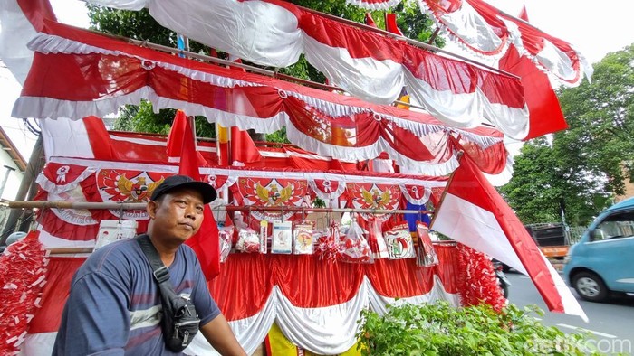 Pedagang bendera merah putih bercerita soal banyak pihak yang ingin membeli bendera One Piece. Para pedagang bingung sekaligus waswas dengan tren tersebut. (Taufiq S/detikcom)