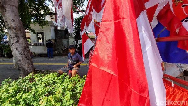 Pedagang bendera merah putih bercerita soal banyak pihak yang ingin membeli bendera One Piece. Para pedagang bingung sekaligus waswas dengan tren tersebut. (Taufiq S/detikcom)