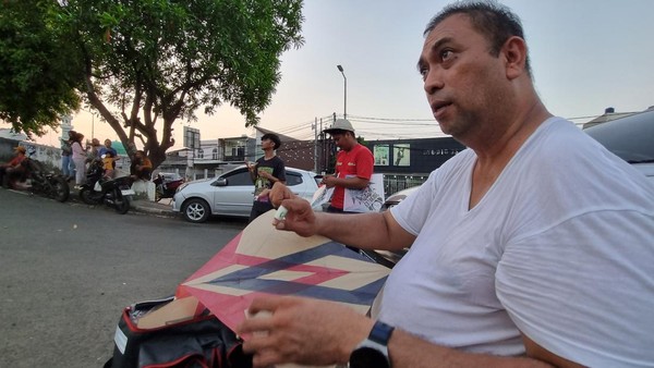 Cerita Pria Paruh Baya Asal Bandung Stok 150 Layangan Diadu di BKT Jaktim