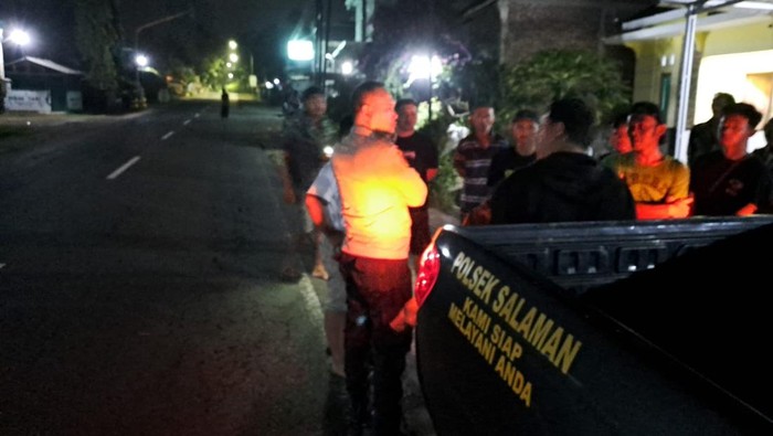 Petugas dari Polsek Salaman, Polresta Magelang mendatangi lokasi kejadian pembacokan, Sabtu (2/8/2025).