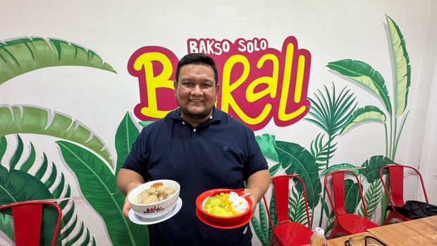 Pemilik Bakso Barali, Supriyanto menunjukkan bakso tenis dan es teler.