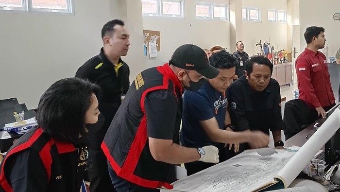 Penggeledahan Kantor BPN terkait alih fungsi lahan sungai secara ilegal oleh Tim Penyidik Kejari Lumajang.