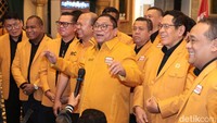Tom Lembong dan Hasto kini sudah keluar dari rumah tahanan usai menerima salinan Keppres dari Prabowo.