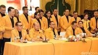 Partai Hanura berharap keputusan ini menjadi momentum penting bagi Presiden Prabowo untuk menyelesaikan perbaikan sistem penegakan hukum nasional juga menciptakan stabilitas politik, rekonsiliasi dan persatuan nasional.