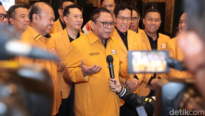Ketua Umum Partai Hanura, Oesman Sapta Odang memberikan pernyataan soal abolisi yang diberikan Prabowo kepada Tom Lembong di Jakarta, Sabtu (2/8/2025).