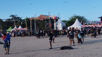 Peserta Rare Angon Festival 2025 tengah menerbangkan layang-layang. Para penerbang layang-layang (rare angon) harus bisa mengendalikan layang-layang agar tidak terjatuh atau menabrak layangan peserta lain.