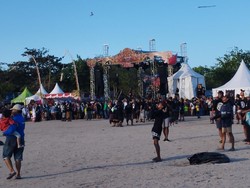 Peserta Rare Angon Festival 2025 tengah menerbangkan layang-layang. Para penerbang layang-layang (rare angon) harus bisa mengendalikan layang-layang agar tidak terjatuh atau menabrak layangan peserta lain.