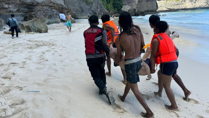 Petugas mengevakuasi jasad turis Ukraina bernama Yaroslav Petryshyn yang tewas terseret ombak di Diamond Beach, Nusa Penida, Bali, Sabtu (2/8/2025). (Foto: Foto: Polsek Nusa Penida)