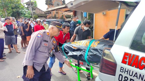 Petugas mengevakuasi jenazah janda yang meninggal dunia dalam ruko di Mengwi, Badung, Bali, Sabtu (2/8/2025).