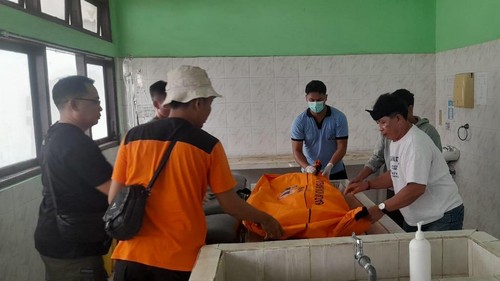 Petugas mengevakuasi korban tewas akibat kecelakaan lalu lintas di Jalan Bypass Ida Bagus Mantra, Kecamatan Dawan, Klungkung, Bali, Sabtu (2/8/2025). (Foto: BPBD Klungkung)