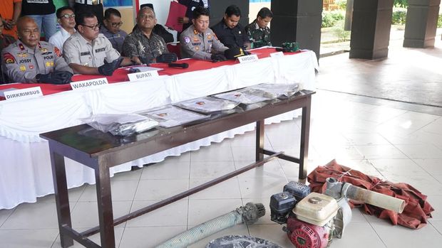 Polda Riau dan Polres Kuansing menindak para pelaku penambang emas ilegal di wilayah Sungai Batang Kuantan.