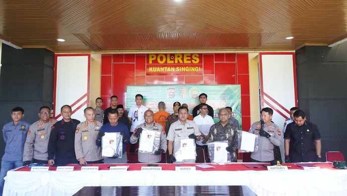 Polda Riau dan Polres Kuansing menindak para pelaku penambang emas ilegal di wilayah Sungai Batang Kuantan.