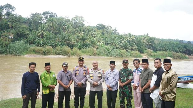 Polda Riau memusnahkan sebanyak 11 rakit PETI di dua desa di Kuantan Singingi, Jumat (1/8/2025).