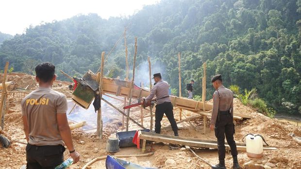 Polda Riau memusnahkan sebanyak 11 rakit PETI di dua desa di Kuantan Singingi, Jumat (1/8/2025).