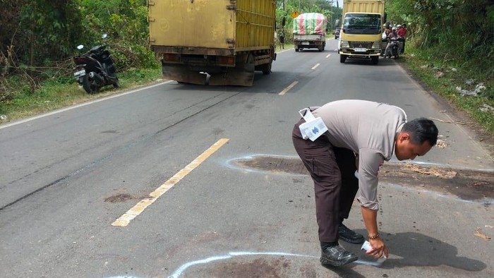Polisi melakukan olah TKP di lokasi kecelakaan maut di Muara Enim.
