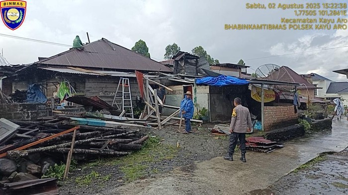 Polisi membantu proses gotong royong rumah warga di Kerinci, Jambi, yang terdampak puting beliung