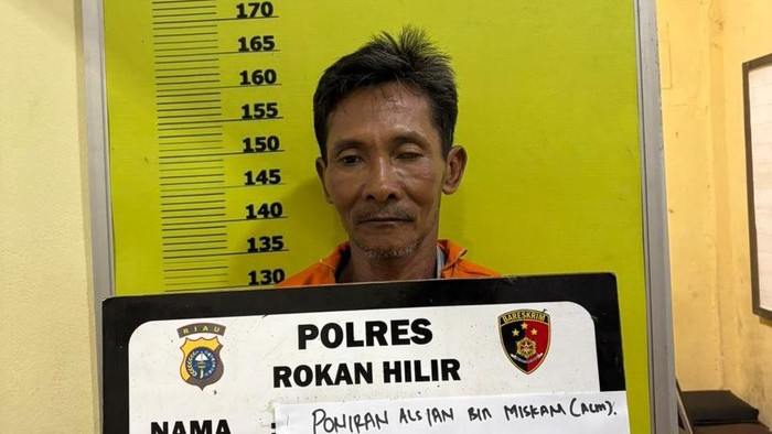 Polisi menetapkan Poniran (55) sebagai tersangka atas karhutla di Rohil.
