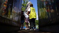 Kesukarelawanannya telah memberinya kehormatan terpilih sebagai salah satu dari dua anak lokal yang akan berbicara pada upacara tahun ini untuk memperingati 80 tahun bom atom dijatuhkan -- pertama kalinya digunakan dalam perang. Foto: REUTERS/Issei Kato