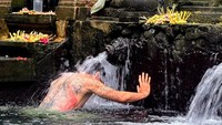 Zlatan sepertinya melakukan hal yang banyak dilakukan wisatawan saat mendatangi tempat yang berlokasi di Desa Manukaya, Tampaksiring, Gianyar, yakni melakukan ritual pembersihan diri atau melukat. Foto: Instagram/@iamzlatanibrahimovic