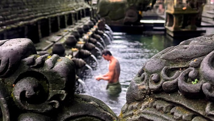 Mantan pesepakbola Swedia dan AC Milan, Zlatan Ibrahimovic terlihat sedang mengunjungi Bali dan melakukan ritual melukat di Pura Tirta Empul.