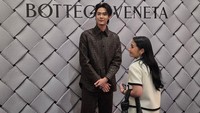 Bonus foto Prilly Latuconsina bersama Jirawat Sutivanichsak, tulis Omara. Prilly Latuconsina memberikan respons lucu, Aku kaya kurcaci sebelah dia.... Foto: dok. Instagram @omara.esteghlal