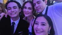 Foto bersama mempelai (congratulations to the lovely couple), tulis Omara Esteghlal. Foto: dok. Instagram @omara.esteghlal