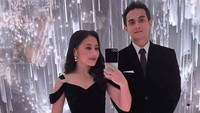 Sebelum mengunggah foto dalam rangka Girlfriends Day, Omara membuat postingan soal 36 jam bersama Prilly Latuconsina menghadiri 3 acara. Salah satu acaranya adalah resepsi Luna Maya dan Maxime Bouttier, pada Rabu (30/7/2025). Foto: dok. Instagram @omara.esteghlal