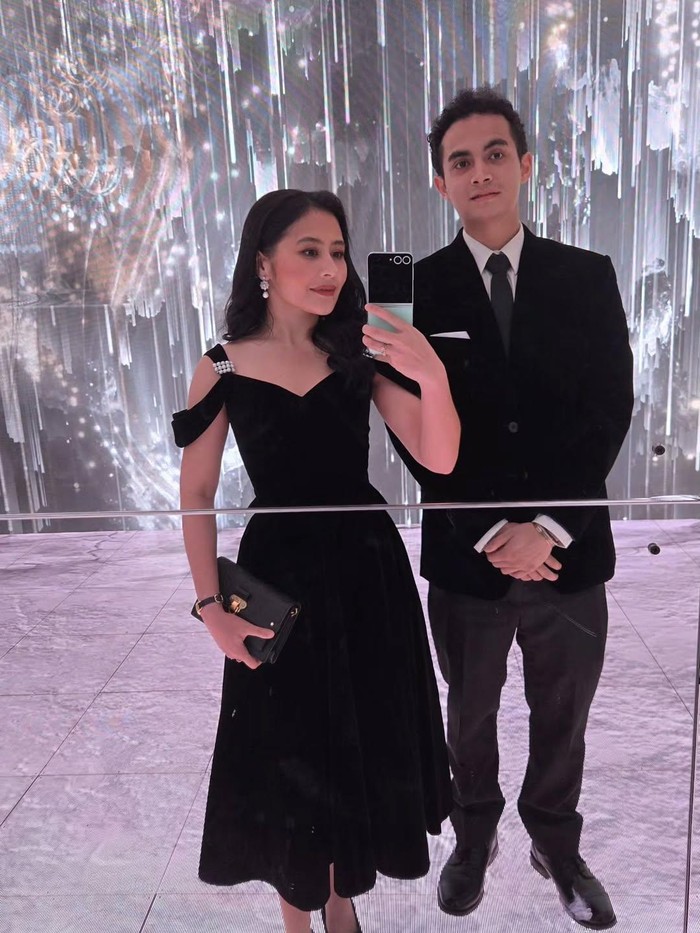 Prilly Latuconsina dan Omara Esteghlal Kebersamaan Prilly Latuconsina dan Omara Esteghlal.