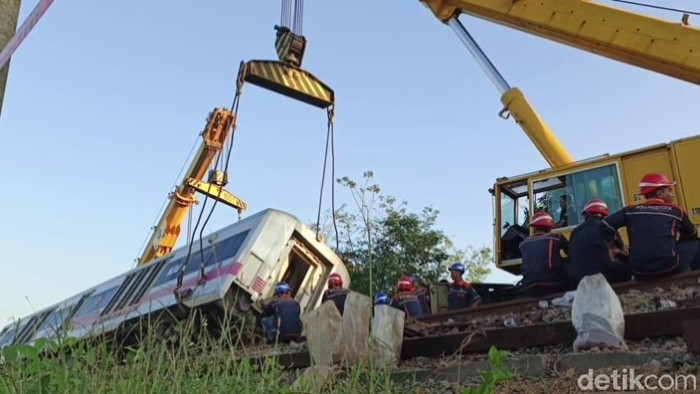 Proses evakuasi kereta anjlok di Subang.