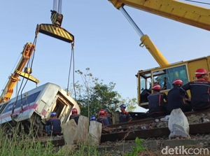 2 Jalur Kereta Belum Bisa Dilintasi Pasca KA Argo Bromo Anjlok di Subang