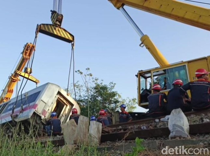 Proses evakuasi kereta anjlok di Subang.